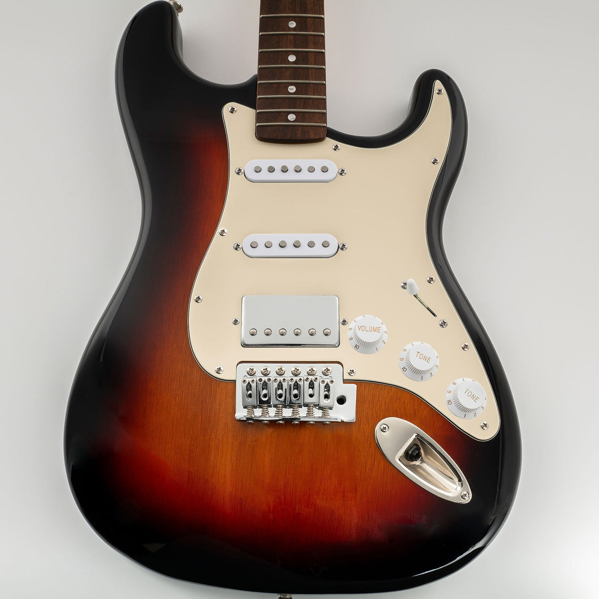 Musiclily Pro pickguard Strat HSS s 11 otvormi pre Fender Standard Stratocaster vyrobený v USA/Mexiku, moderný štýl