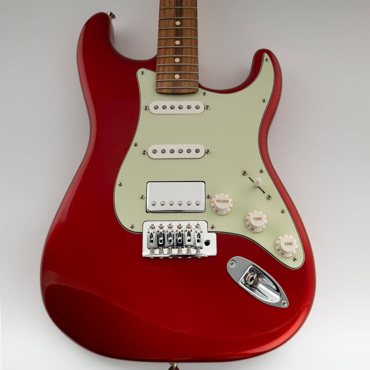 Musiclily Pro pickguard Strat HSS s 11 otvormi pre Fender Standard Stratocaster vyrobený v USA/Mexiku, moderný štýl